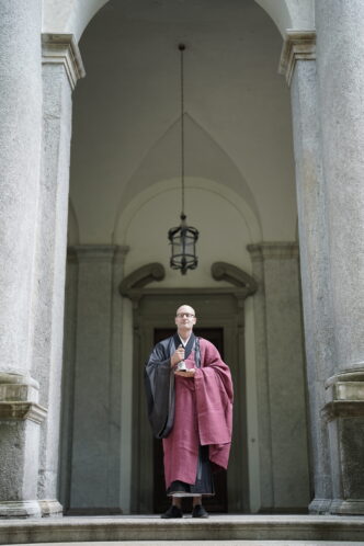 Hochzeitsredner und Trauredner Abt Reding führt durch die freie Trauung am Comer See Palazzo Gallio