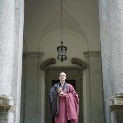 Hochzeitsredner und Trauredner Abt Reding führt durch die freie Trauung am Comer See Palazzo Gallio