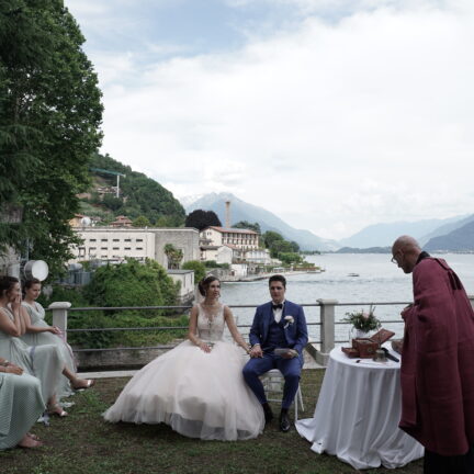 Hochzeitsredner und Trauredner Abt Reding führt durch die freie Trauung am Comer See Palazzo Gallio