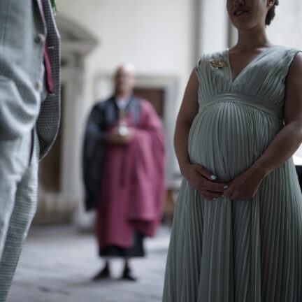 Hochzeitsredner und Trauredner Abt Reding führt durch die freie Trauung am Comer See Palazzo Gallio - schwanger heiraten