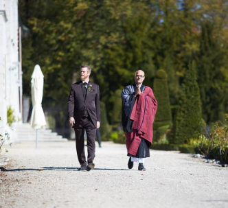 Ihr Hochzeitsredner Abt Reding (Zen Mönch) führt Sie gerne durch die Hochzeitszeremonie im Schloss Waldegg (Solothurn) nach ihren Wünschen.