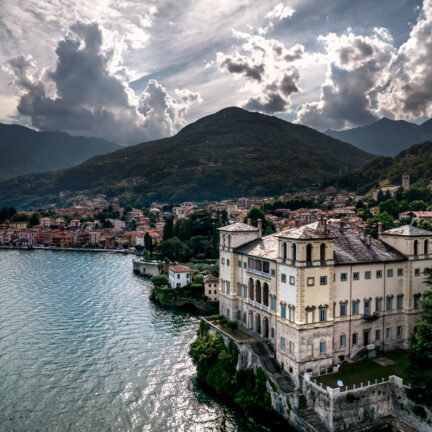 Hochzeitsredner und Trauredner Abt Reding führt durch die freie Trauung am Comer See Palazzo Gallio