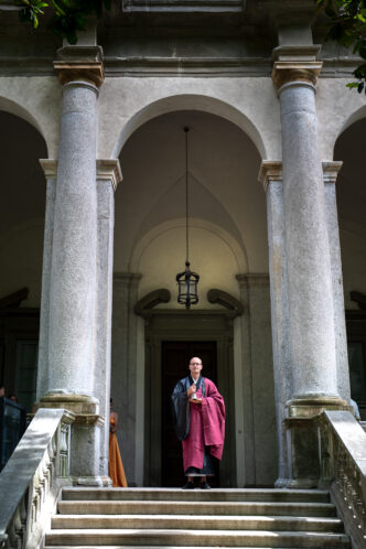 Hochzeitsredner und Trauredner Abt Reding führt durch die freie Trauung am Comer See Palazzo Gallio