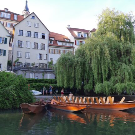 Stockkahn fahren nach der Hochzeitszeremonie