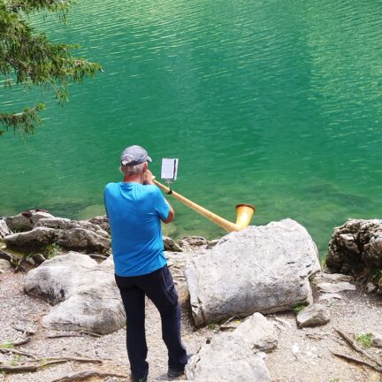 Alphorn Spiel bei der freien Trauung am Seealpsee