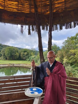 Abt Reding führt Sie als Hochzeitsredner durch Ihre Rubin Hochzeit (40. Hochzeitstag) mit dem Hochzeitsritual Mandala Ritual (Sand Ritual)