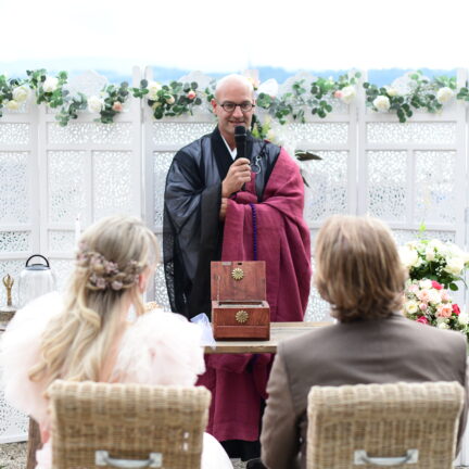 Zeremonienmeister Abt Reding bei der freien Trauung mit Kerzenritual in Obwalden