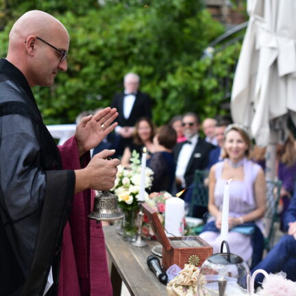 Zeremonienmeister Abt Reding bei der Hochzeit mit Kerzenritual