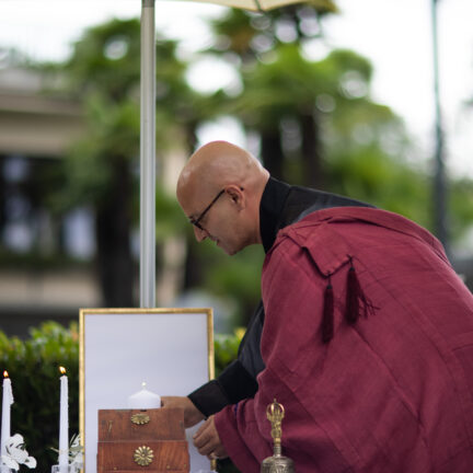Hochzeitsredner Zen Meister Vater Reding führt Sie durch die freie Trauung