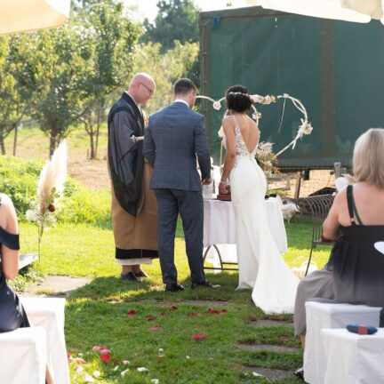 Zen Meister Vater Reding führt als Hochzeitsredner und Trauredner für die freie Trauung durch das Hochzeitsritual neben dem Altar