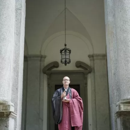 Hochzeitsredner und Trauredner Abt Reding führt durch die freie Trauung am Comer See Palazzo Gallio