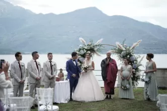 Hochzeitsredner und Trauredner Abt Reding führt durch die freie Trauung am Comer See Palazzo Gallio