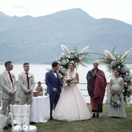 Hochzeitsredner und Trauredner Abt Reding führt durch die freie Trauung am Comer See Palazzo Gallio