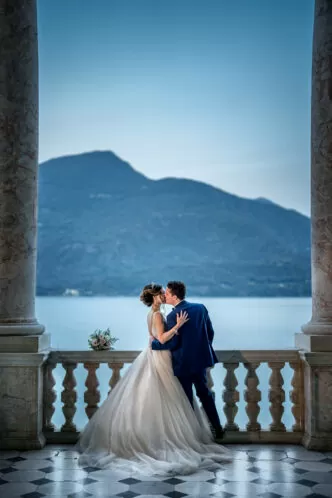 Hochzeitsredner und Trauredner Abt Reding führt durch die freie Trauung am Comer See Palazzo Gallio