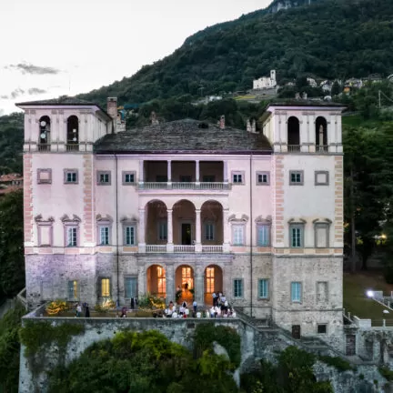 Hochzeitsredner und Trauredner Abt Reding führt durch die freie Trauung am Comer See Palazzo Gallio