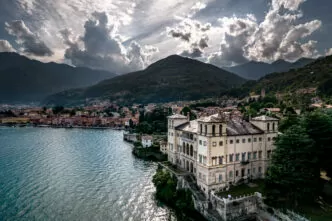 Hochzeitsredner und Trauredner Abt Reding führt durch die freie Trauung am Comer See Palazzo Gallio