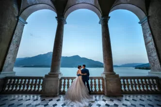 Hochzeitsredner und Trauredner Abt Reding führt durch die freie Trauung am Comer See Palazzo Gallio