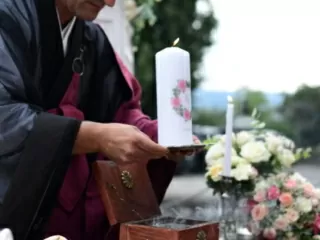 Hochzeitsrituale - Zeremonienmeister Abt Reding bei der freien Trauung mit Kerzenritual