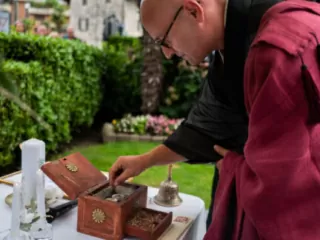 Zeremonienleiter - Ehejubiläum und Hochzeitstag mit Zeremonienleiter Zen Vater Meister Reding