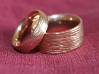 Zeremonienleiter - Ringsegnung der Eheringe bei der Hochzeit mit Trauredner Zen Vater Meister Reding